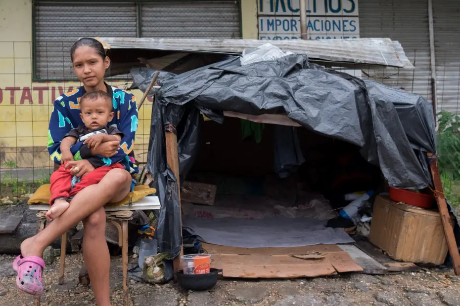 Sem dinheiro venezuelanos acampam as margens de rodovia na fronteira do Brasil 8216aqui pelo menos temos comida8217